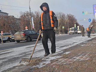 Коммунальщики Жуковского с раннего утра борются с наледью на дорогах и тротуарах