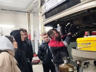 Будущие автомеханики осваивают тонкости профессии в автосервисе во Фрянове