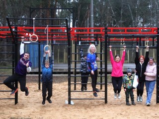 Новые турники со скалодромом установили возле спортшколы «Старт»