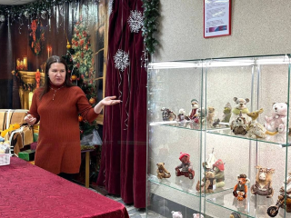 В доме культуры «Луч» открылась выставка авторских кукол Натальи Подосинниковой