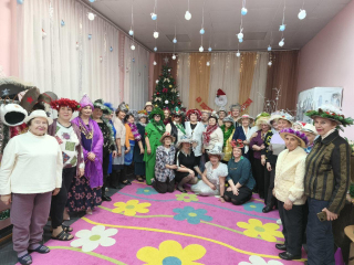 Творческая битва шляп: в Зарайске для пенсионеров провели веселую «Шляпную вечеринку» с играми и подарками