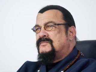 «Приятно было увидеть его»: хоккеист Елесин рассказал о встрече с Сигалом после матча