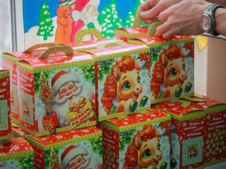 Новогодняя атмосфера: детям из Сергиево-Посадской больницы передали сладкие подарки