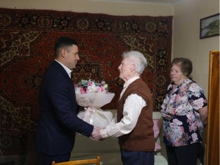 Ушел на фронт в 17 лет: ветерана войны поздравил с Новым годом глава Подольска