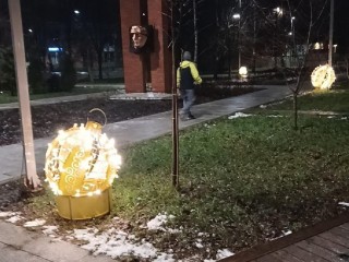 Елочные шары засияли в парке Победы