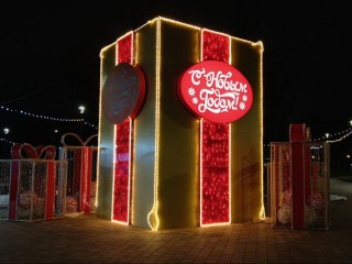 Луна и подарочная коробка: в парках Электростали установили новогодние арт-объекты