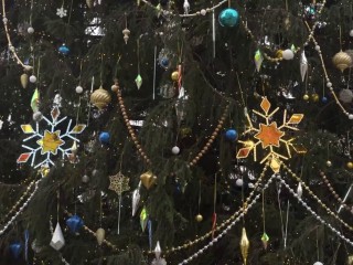 «Кремлевскую» ель из Рузы украсили «Морозными узорами»