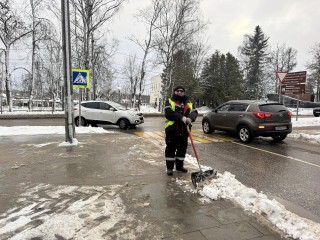 В Шаховской устраняют последствия мощного снегопада