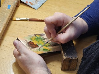 Жостово – для детей: на фабрике создали дидактический пазл с информацией о традициях росписи