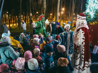 Новогоднее волшебство в парках Красногорска: «Елочка» приглашает на праздник
