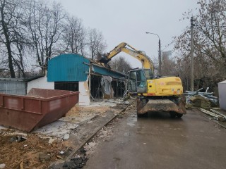 «Трубе» — труба: в Серпухове сносят здание торговых рядов по решению суда