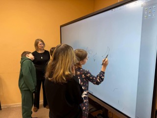 Творческий импульс: воспитанники художественной школы осваивают интерактивные панели