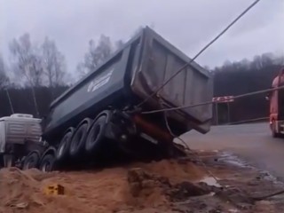 Тяжелая работа: грузовик под Рузой вернули на дорогу с помощью тягача