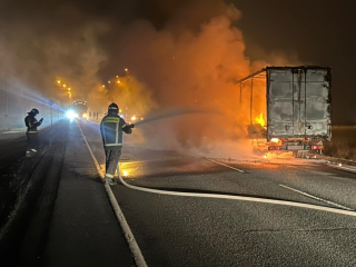 Жаркая минута на пустой ночной дороге: оперативная работа огнеборцев не дала огню проглотить весь грузовик