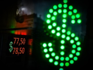 Доллар роняют: к чему готовиться в 2026 году тем, у кого сбережения в рублях
