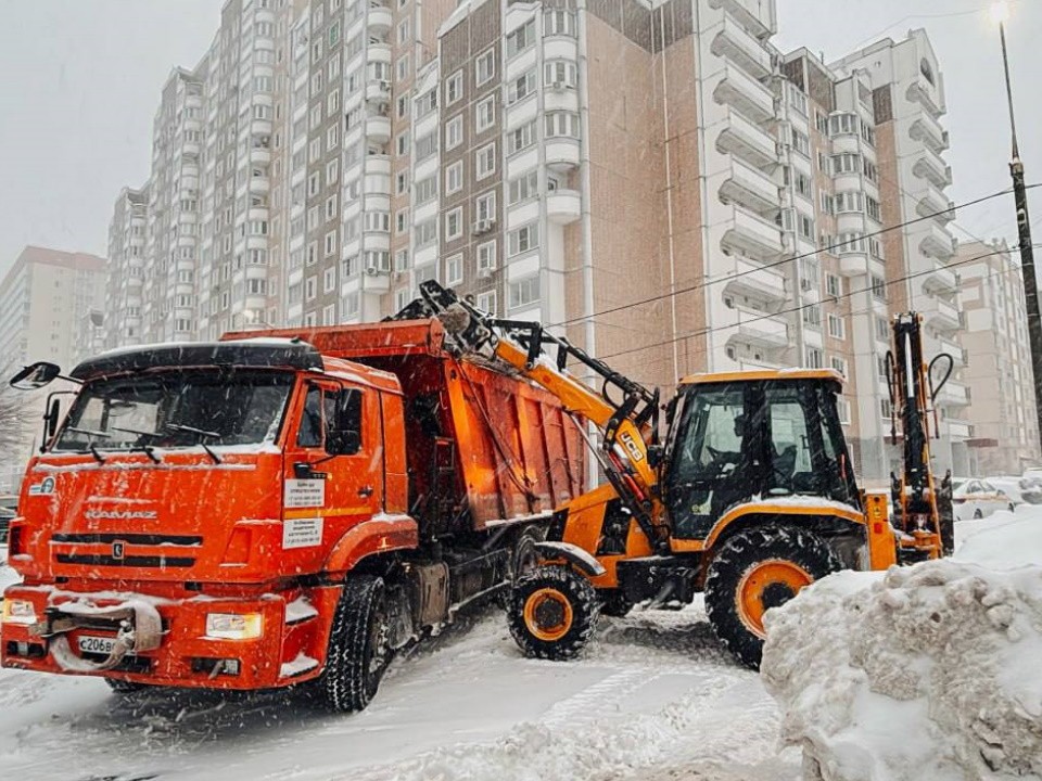 Более 170 дворников и 48 единиц спецтехники убирают снег в Лосино-Петровском