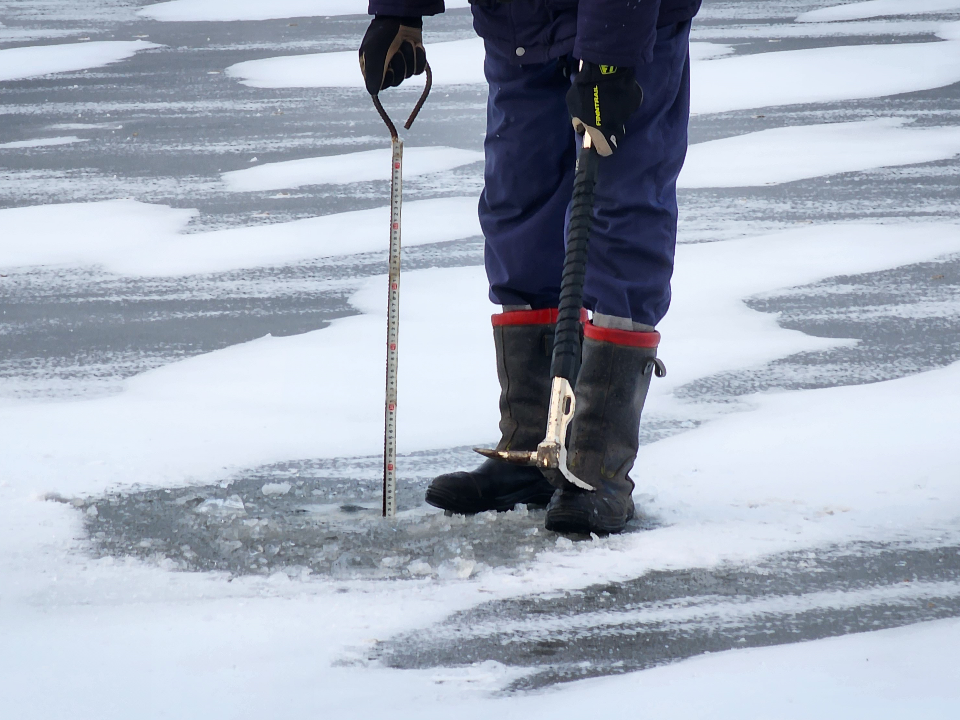 В Подольске измерили толщину льда на местных водоемах