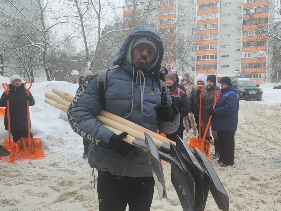 «Это русская зима»: рабочие с Кубы впервые взяли в руки лопаты для чистки снега