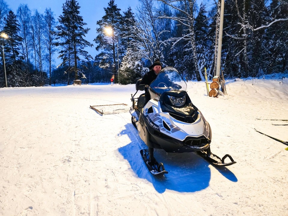 Большую лыжную трассу в Пущине помогает выравнивать снегоход с дробилкой