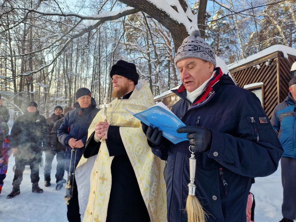 Моржи Балашихи первыми окунулись в освященную воду Пехорки