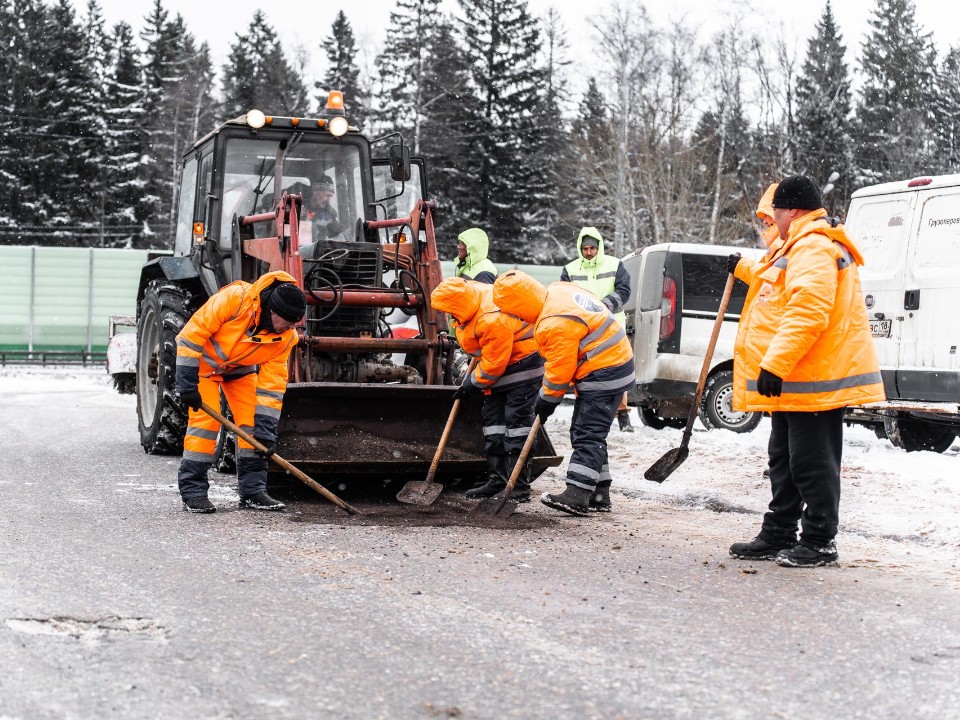 Дороги без сюрпризов: на каких трассах Подмосковья выполнили ямочный ремонт и какие материалы используются зимой