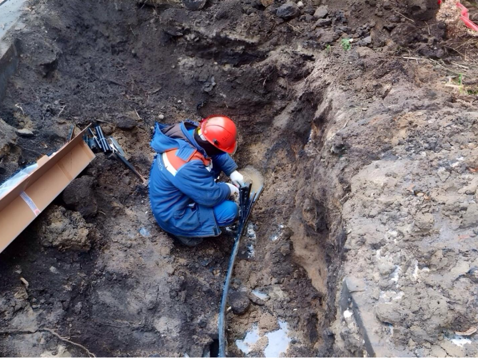 Энергетики усилили защиту домов: как перемычка между зданиями страхует 100 человек от проблем с электричеством