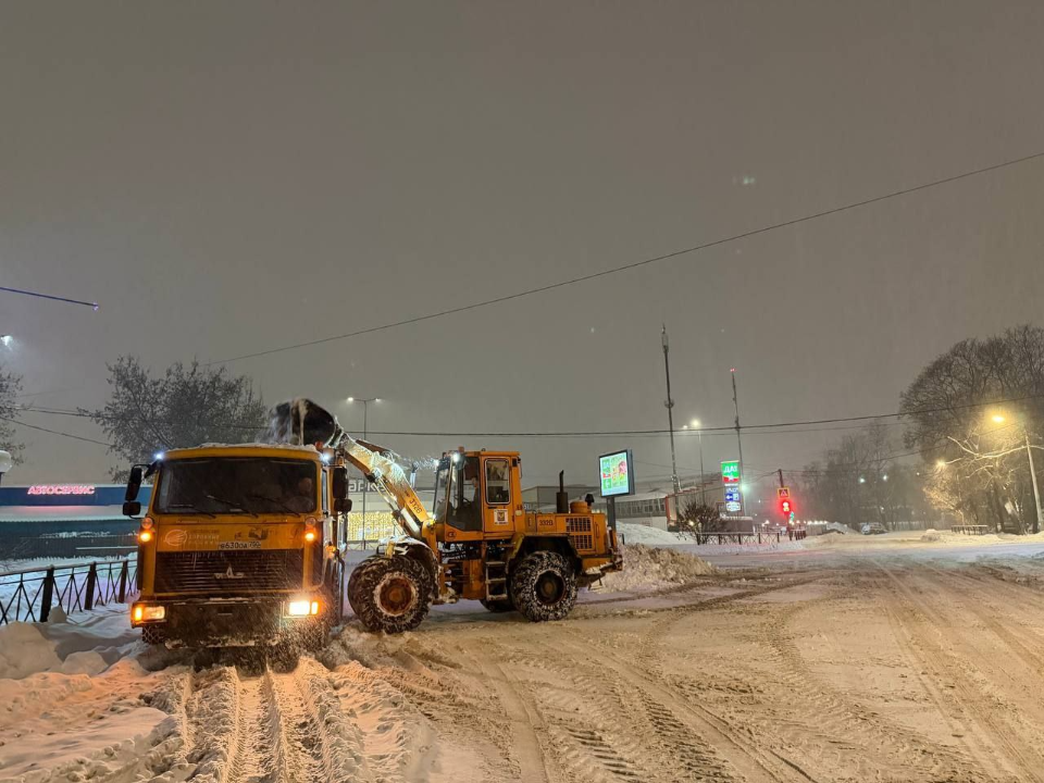 Дорожные службы Люберец в усиленном режиме чистят дороги и тротуары: водителей просят убрать машины