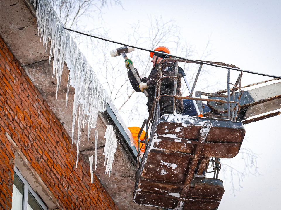 «Ледяные кинжалы» над головой: куда жаловаться на сосульки