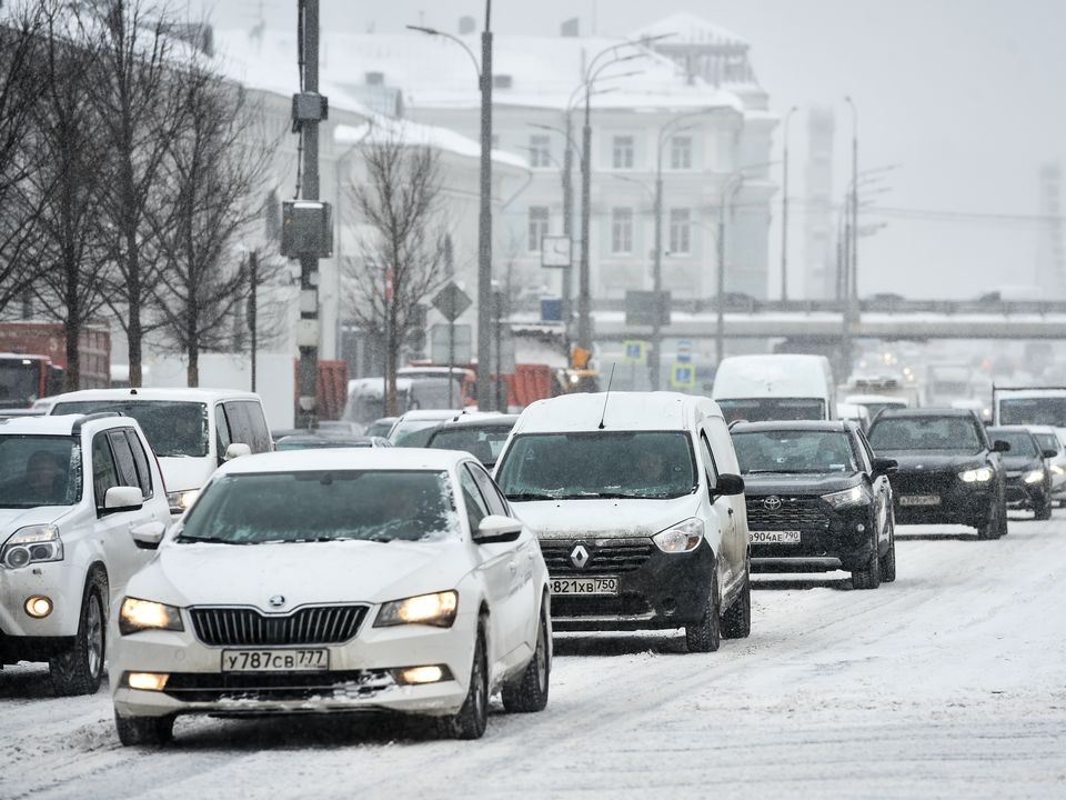 «Увязнете в сугробе»: главные ошибки водителей в сильный снег и как их избежать
