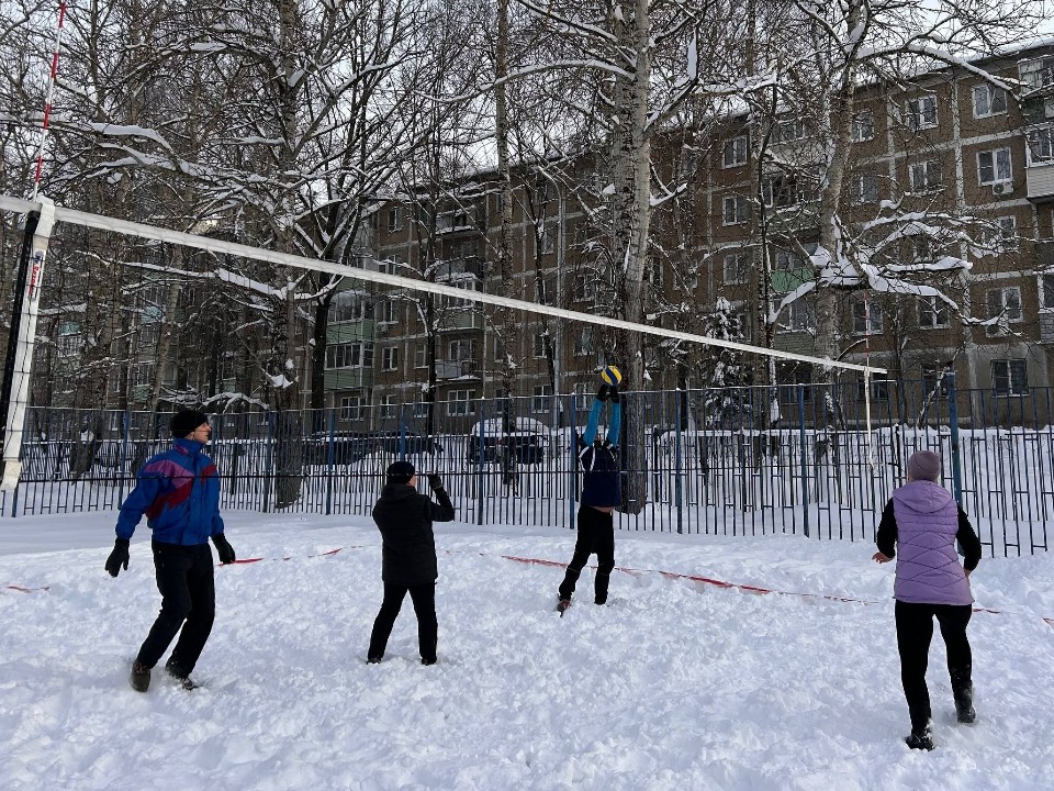 «Снеговики» оставили позади соперников в турнире по волейболу