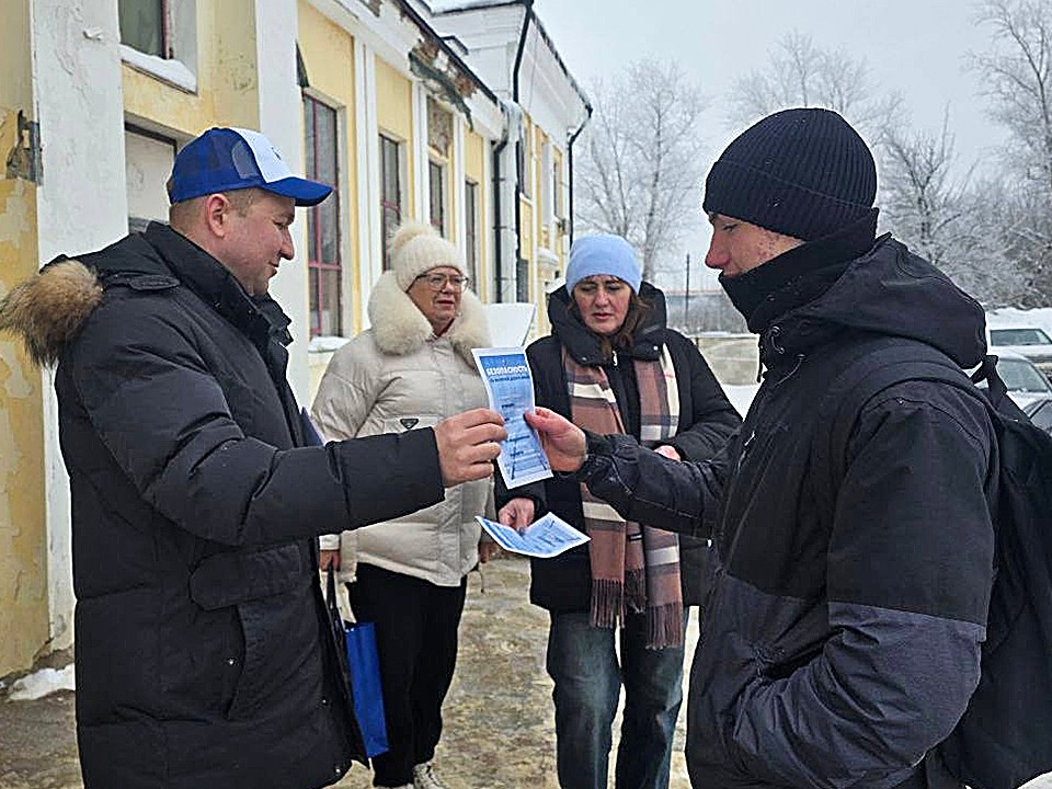 Пять метров от беды: депутаты в Ступине учат, как не попасть под поезд