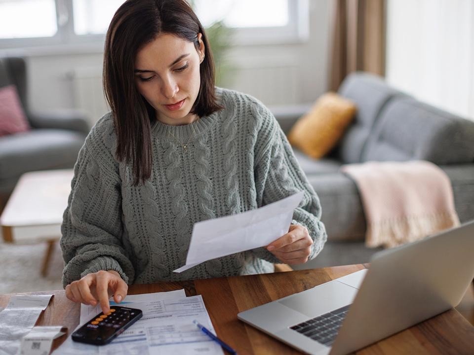 Как самозанятым оформить страховку на случай болезни — два варианта выплат