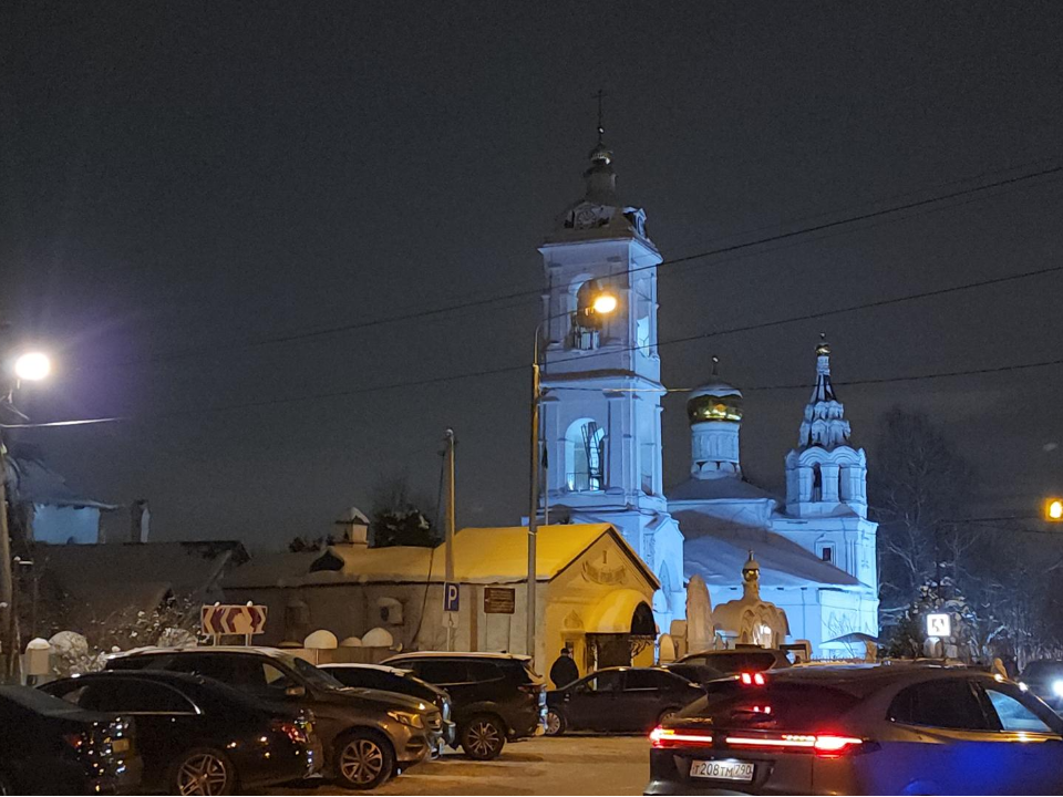 В селе Дмитровское под Красногорском после погружения в купель можно было согреться у костра и выпить горячего чаю