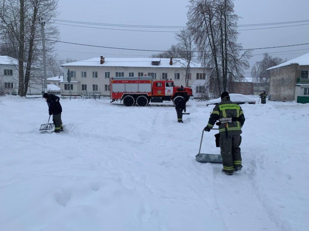 Лопата в руках пожарного: как спасатели Шатуры бросили силы на борьбу со снежными завалами