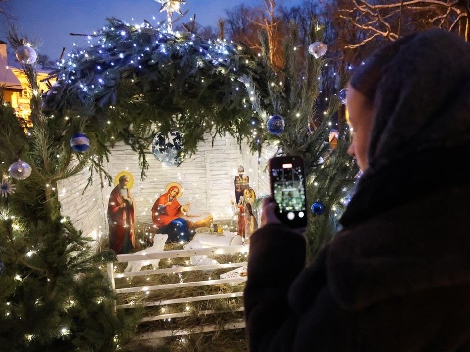 Церковь в усадьбе Демьяново украсили к Рождеству хлопковыми игрушками и вертепом