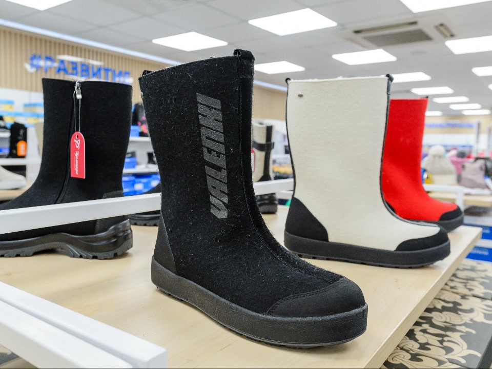 Тренд на комфорт: почему россияне массово отказываются от классики в пользу угг и кроссовок