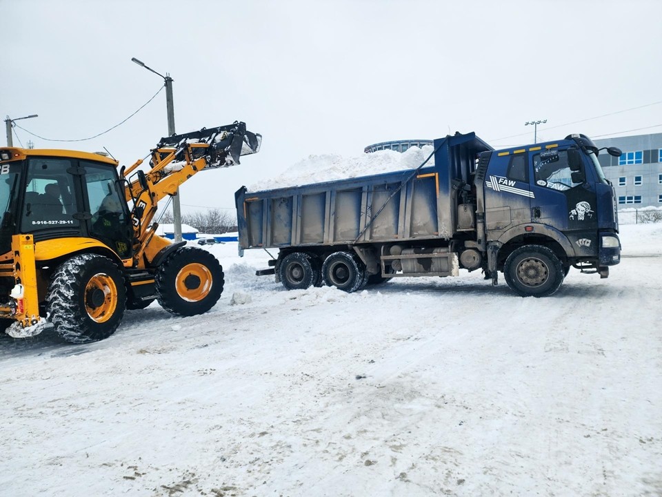 Снег из Пущина вывозят с помощью двадцатитонного самосвала