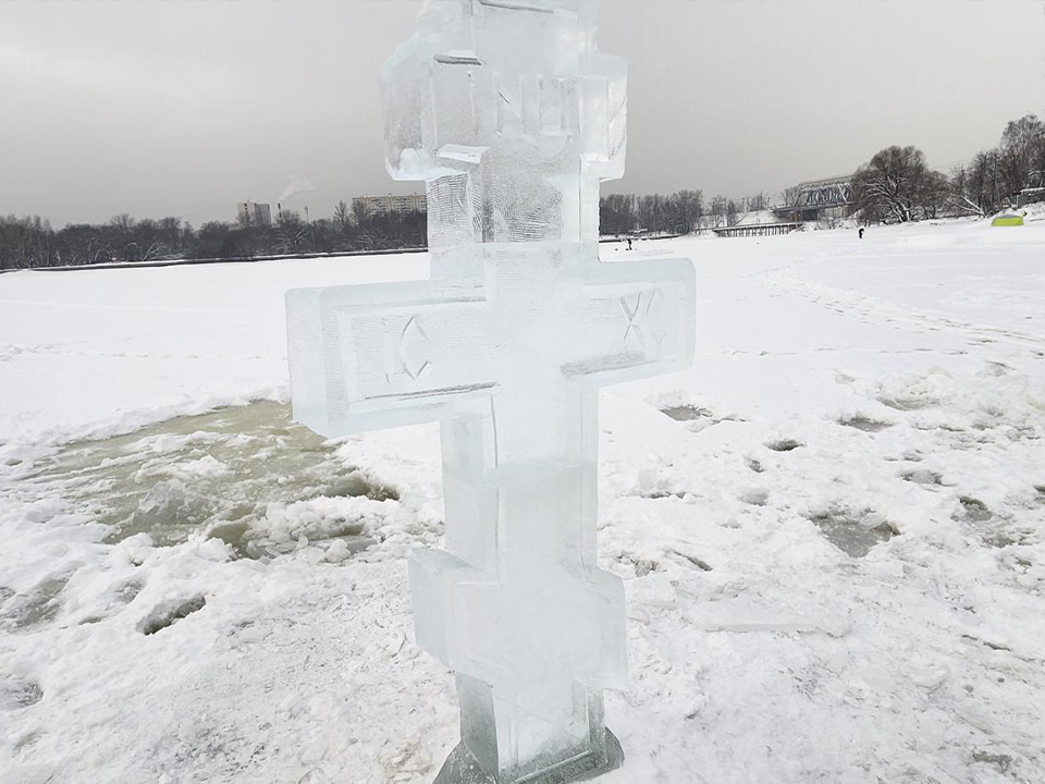 В Долгопрудном отец и сын вырезали ледяные кресты и арку для крещенских купелей за один день