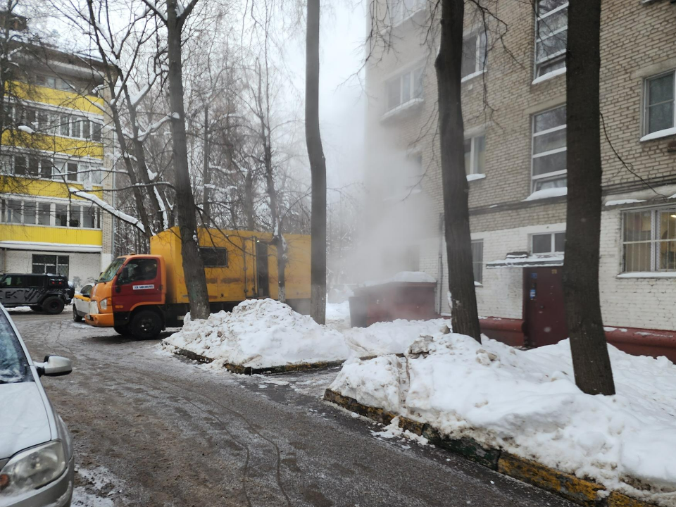 Специалисты ТСК устраняют прорыв трубопровода на проспекте Мира в Химках