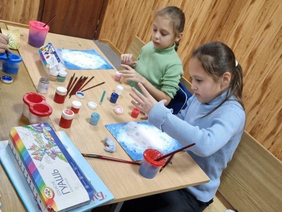 «Моменты радости»: елочные игрушки и придумывали и рисовали дети бойцов СВО