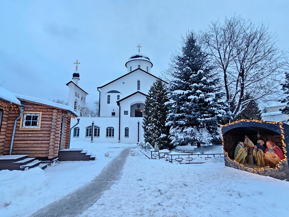 В храмах Долгопрудного установили рождественские вертепы