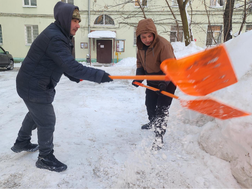 Уборка снега в Люберцах в выходные: коммунальщики работали в поселке Калинина