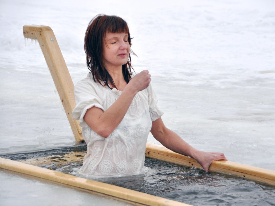 «Традиция не церковная, а опасная»: священник поддержал запрет крещенских купаний