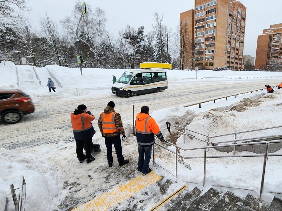 Пешеходные дорожки в Протвине постепенно освобождают от снежных заносов