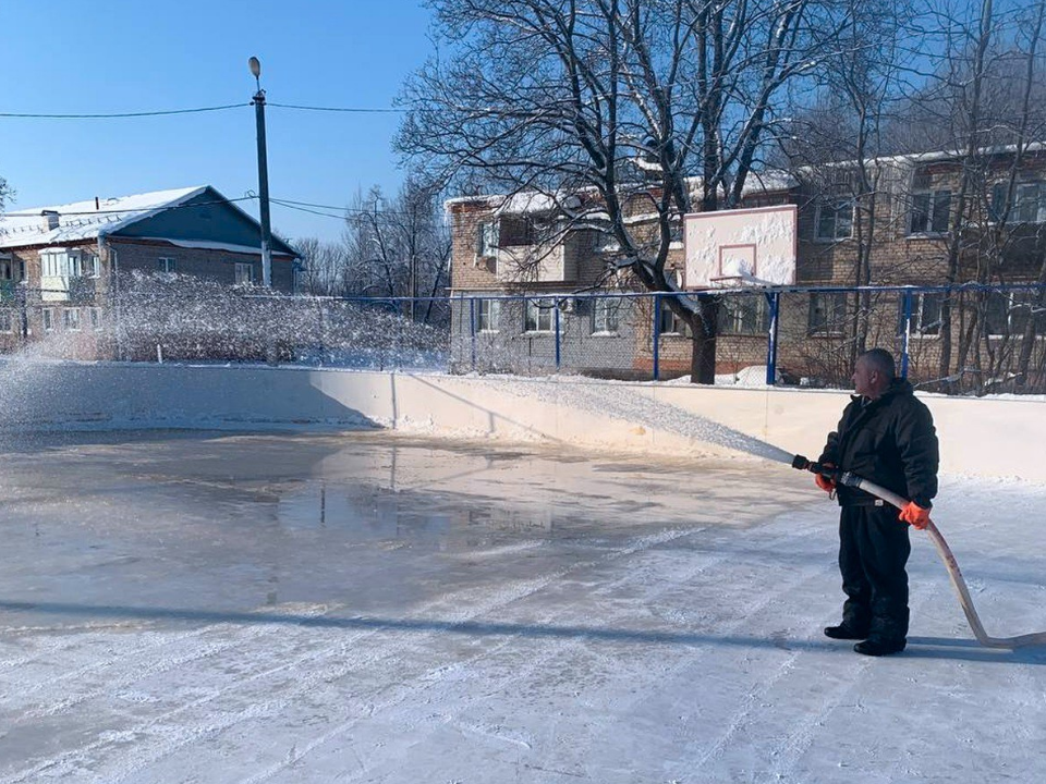 Еще восемь хоккейных коробок залили в селах под Можайском