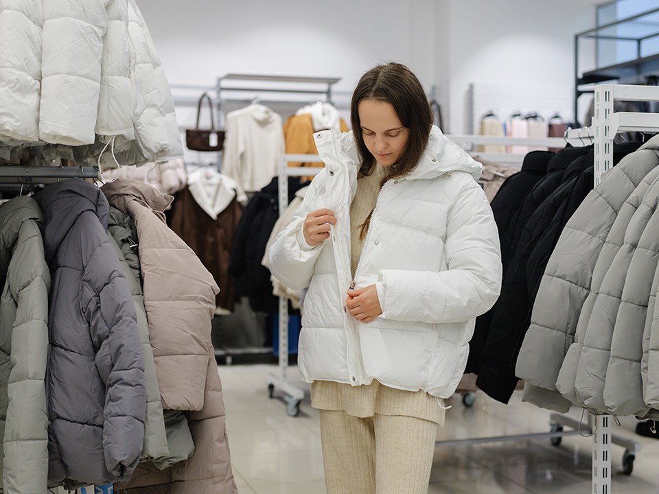 «Пуховик — да, смартфон — нет»: что стоит покупать в январе, а с чем лучше повременить