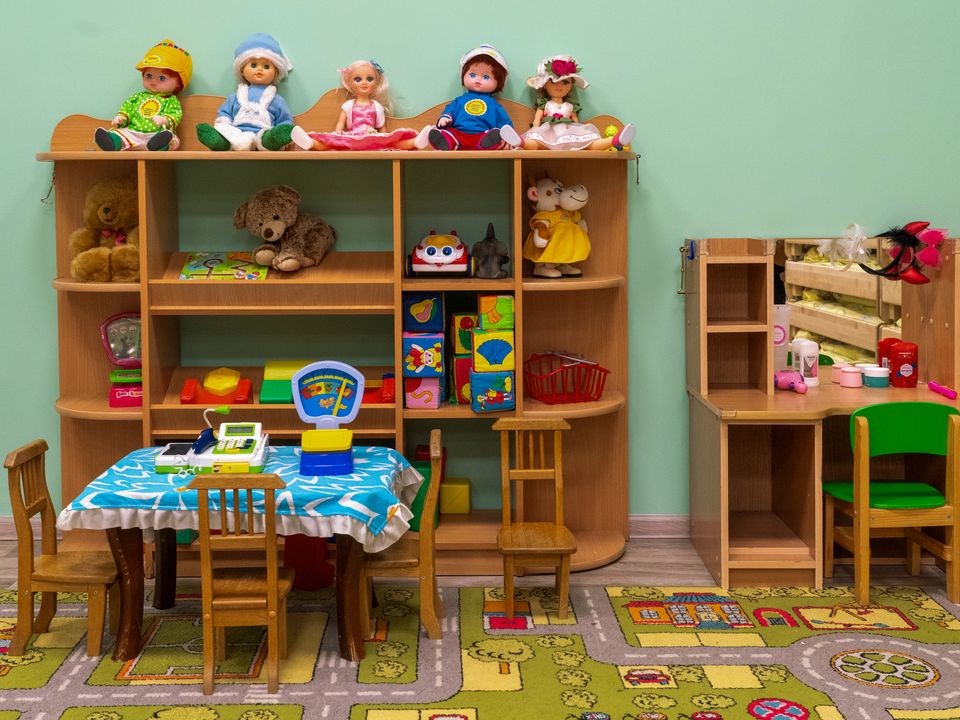 Воспитателям детсадов предложили удвоить зарплаты