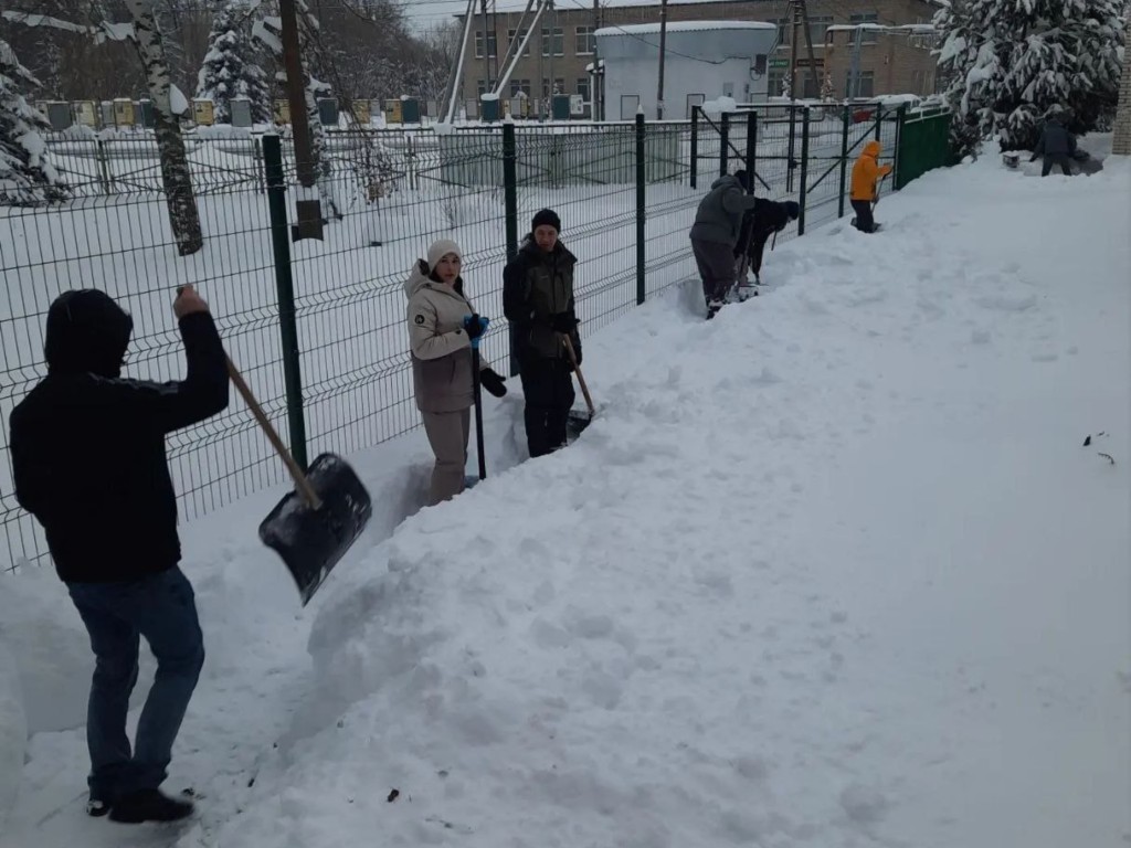 Родители школьников и дошколят помогли убрать снег на территориях учебных заведений