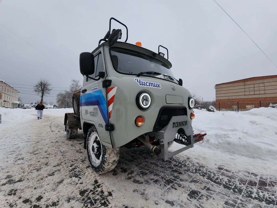 Едет боком: почему новинка коммунальщиков эффективна для уборки городский аллей