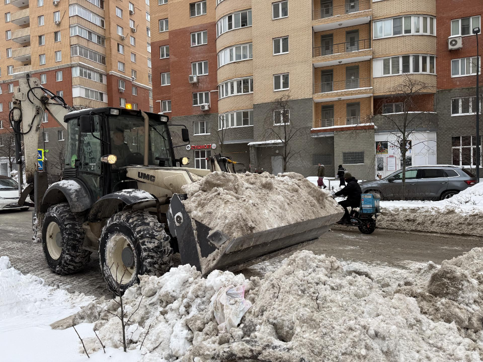 Уборка снега в Котельниках: техника и рабочие ежедневно вывозят около 400 кубометров снега